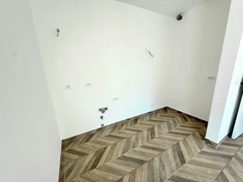Empty space with ceramic floor tiles and kitchen connections. - image 7