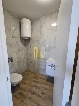 Manje kupatilo sa tuš kabinom, WC šoljom i bojlerom. - image 9