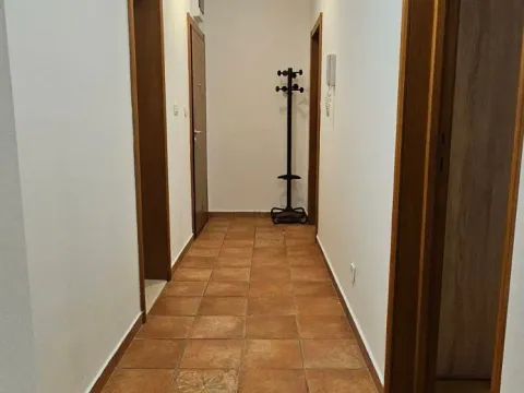 Izdavanje, dvosoban stan, 72m², Stari Aerodrom, Podgorica - image 7