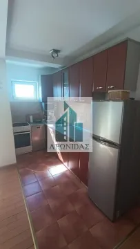 Kuhinja sa drvenim elementima, frižiderom i šporetom. - image 9