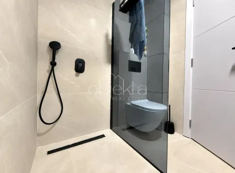 Moderno opremljeno kupatilo sa tuš kabinom i ugradnom sanitarijom. - image 11