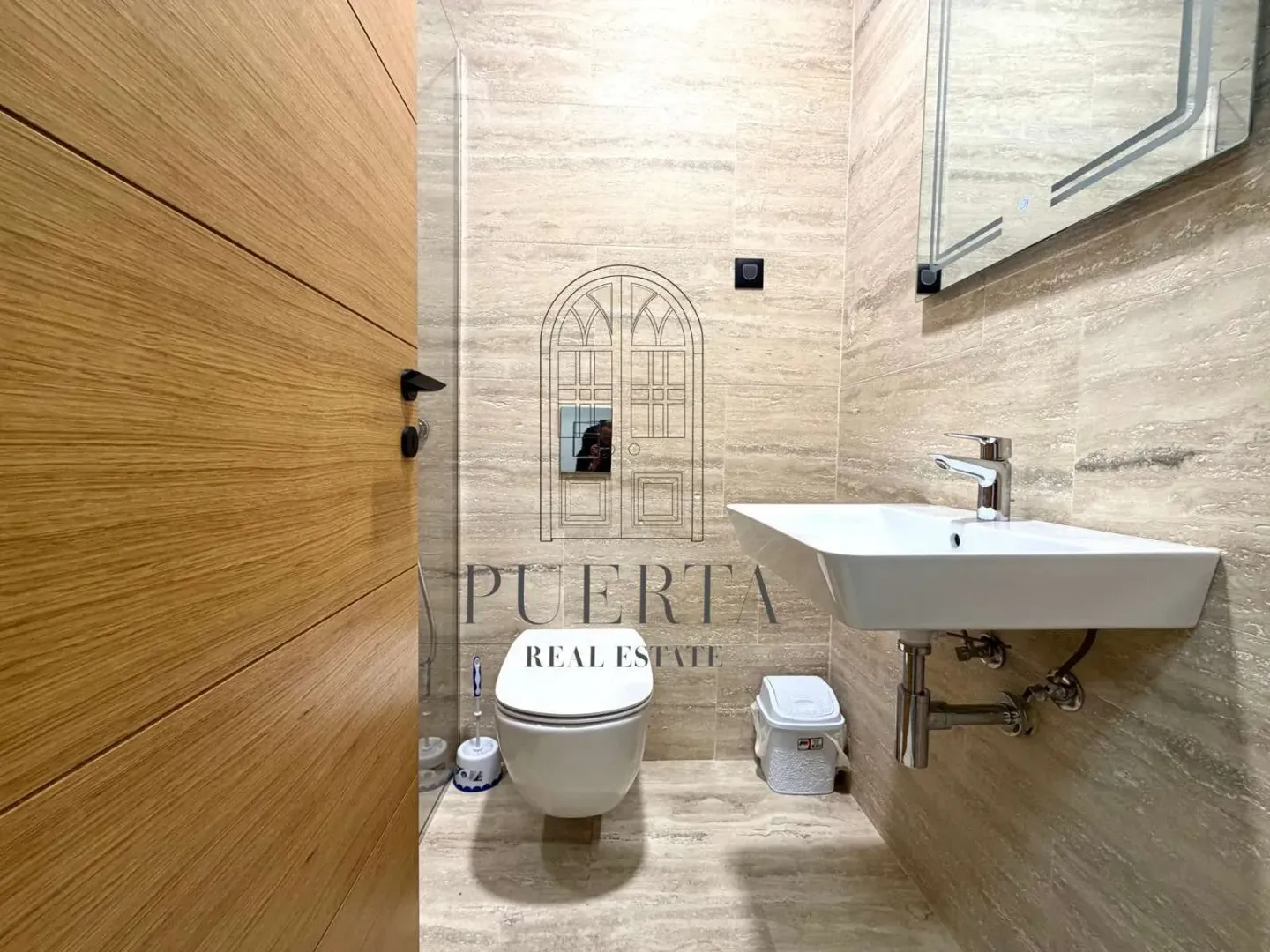 Modernly equipped bathroom with a washbasin and toilet.
