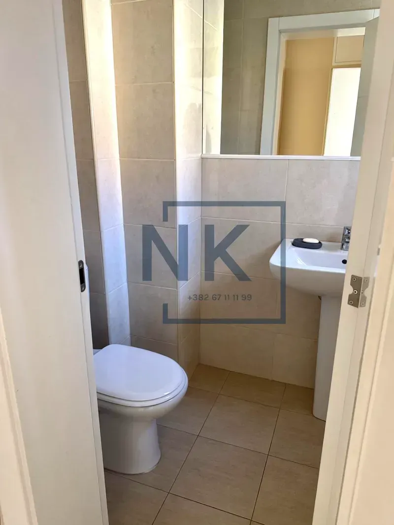 View of the bathroom with a washbasin and toilet.