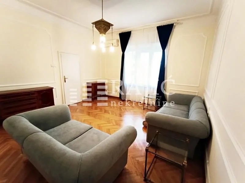 Living room with a seating set and parquet flooring.