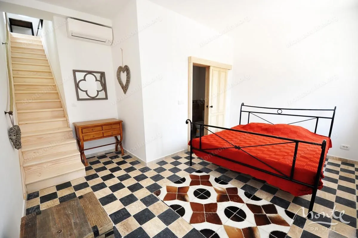 Sale, office space, 570m², Risan, Kotor