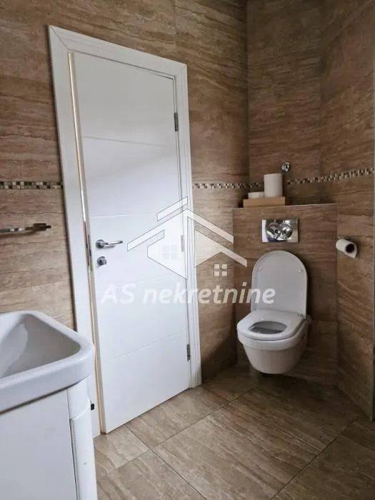 Izdavanje, poslovni prostor, 72m², Kalenić Pijaca, Vračar Sve Podlokacije