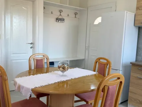 Izdavanje, trosoban stan, 85m², Gradiošnica, Tivat - image 9