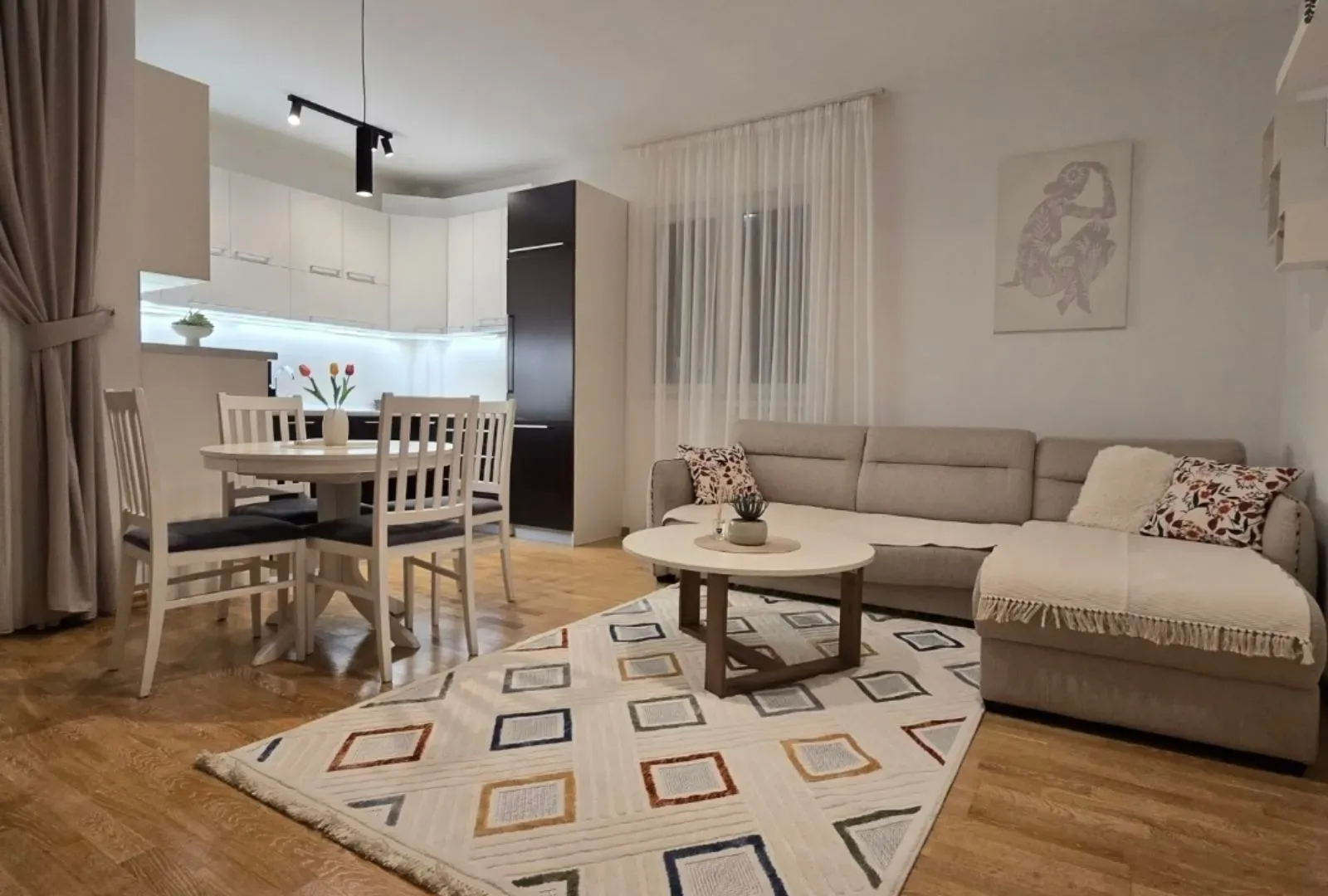 Izdavanje, jednosoban stan, 50m², Blok 6, Podgorica