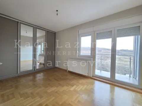 Prazna soba sa ugrađenim ormanom i izlazom na terasu. - image 10