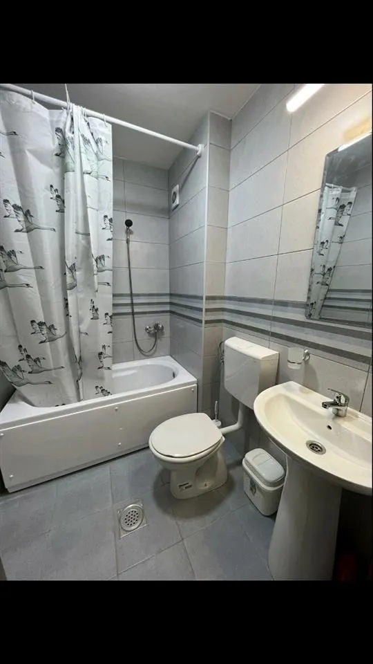 Jednostavno kupatilo sa kadom, lavaboom i toaletom.
