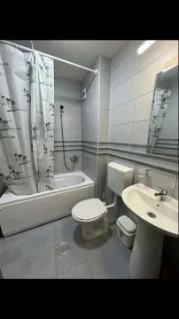 Jednostavno kupatilo sa kadom, lavaboom i toaletom. - image 9
