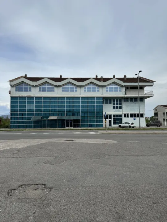 Izdavanje, poslovni prostor, 1800m², Podgorica, Crna Gora