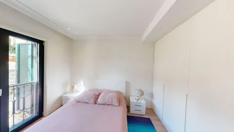Svijetla spavaća soba sa bračnim krevetom, ugradnim plakarom i izlazom na balkon. - image 8