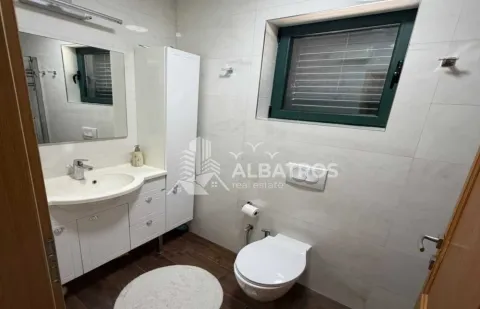 Kupatilo sa umivaonikom, ogledalom, WC šoljom i prozorom. - image 10