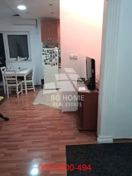 Pogled iz hodnika na dnevni boravak sa trpezarijom i kuhinjom u pozadini. - image 7