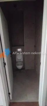 Pogled na kupatilo sa ugradnom wc šoljom i pločicama. - image 13