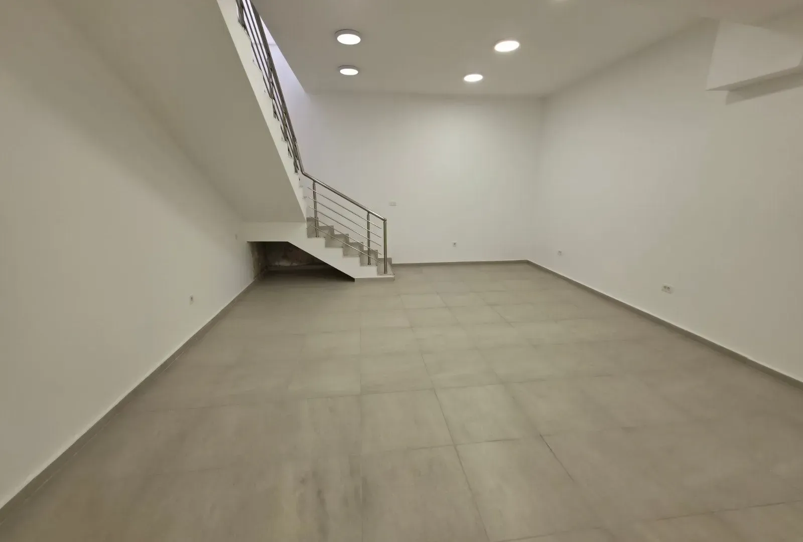 Rent, office space, 115m², Blok 6, Podgorica