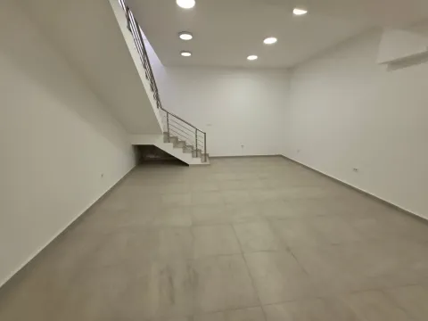 Izdavanje, poslovni prostor, 115m², Blok 6, Podgorica - image 9