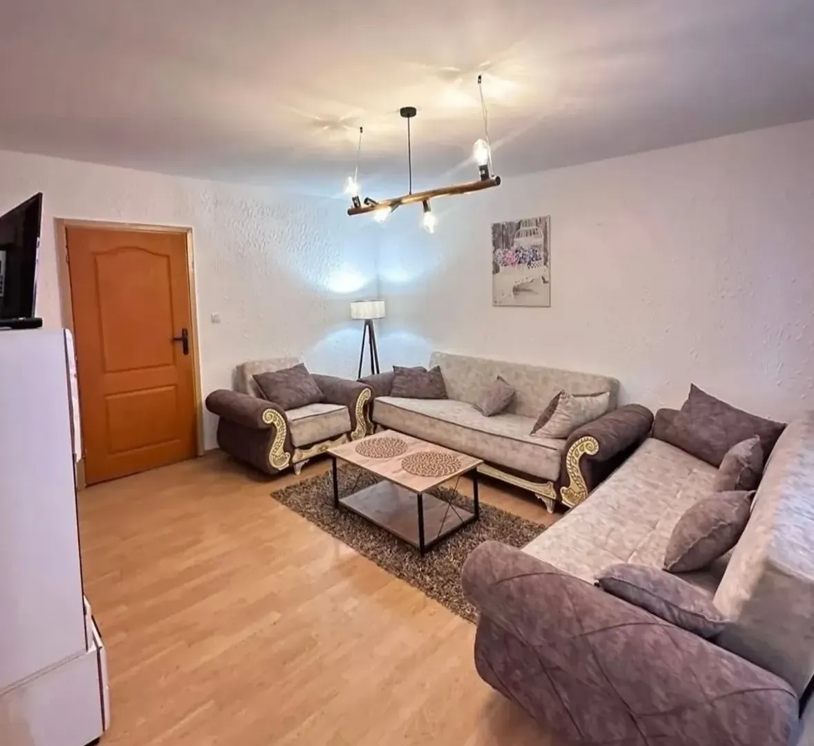 Izdavanje, dvosoban stan, 100m², Tološi, Podgorica