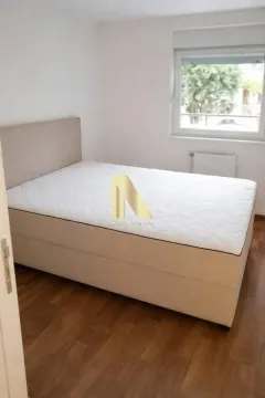 Spavaća soba sa bračnim krevetom i prozorom. - image 4