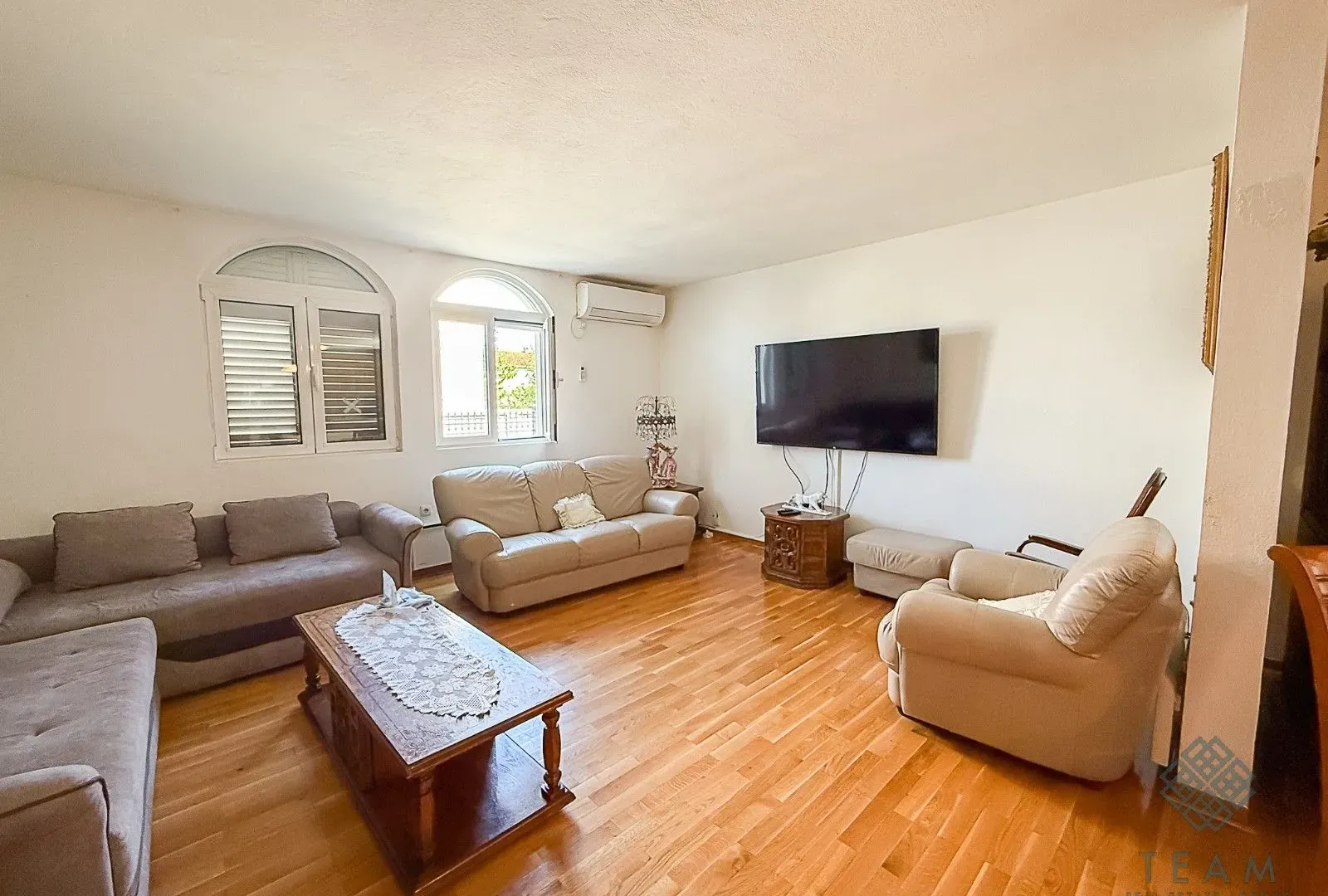 Rent, house, 400m², Zlatica, Podgorica