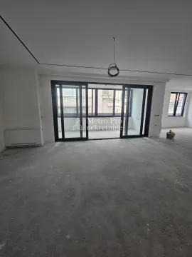 Prazna prostorija u izgradnji sa velikim staklenim otvorima i izlazom na terasu. - image 17