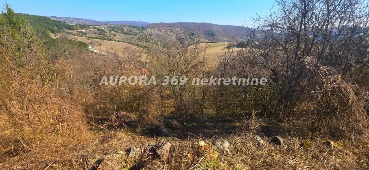 Pogled na okolnu prirodu i brda sa imanja.