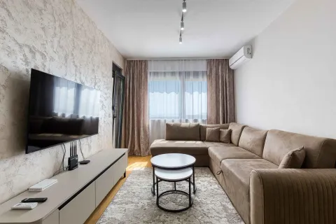 Dnevna soba sa ugaonom garniturom, televizorom i stočićem. - image 2
