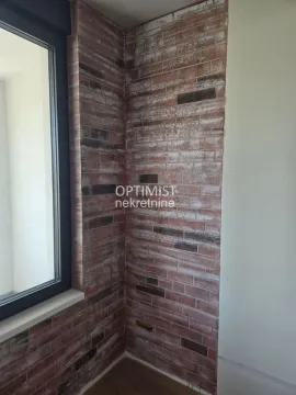 Detalj unutrašnjeg zida sa dekorativnom ciglom i prozorom. - image 6