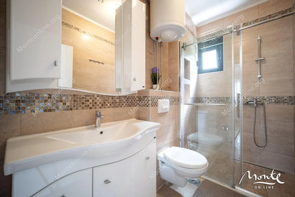 Prodaja, dvosoban stan, 109m², Dobrota, Kotor