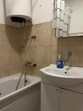 Manje kupatilo sa kadom, umivaonikom i bojlerom. - image 10