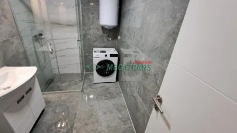 Moderno kupatilo sa tuš kabinom, umivaonikom i veš mašinom. - image 11