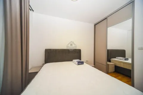 Furnished bedroom with a double bed and built-in wardrobe. - image 5