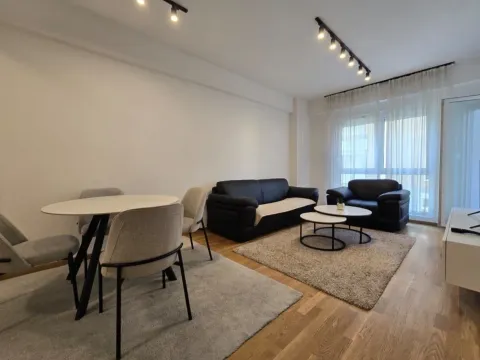 Prostrana i svijetla dnevna soba sa trpezarijom i modernim namještajem. - image 2