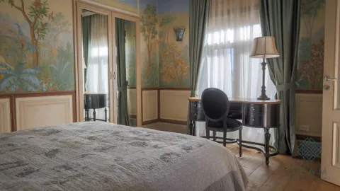 Namještena spavaća soba sa bračnim krevetom, radnim stolom i oslikanim zidovima. - image 10
