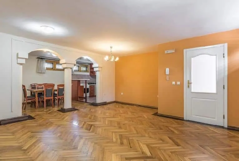 Izdavanje, kuća, 370m², Zabjelo, Podgorica