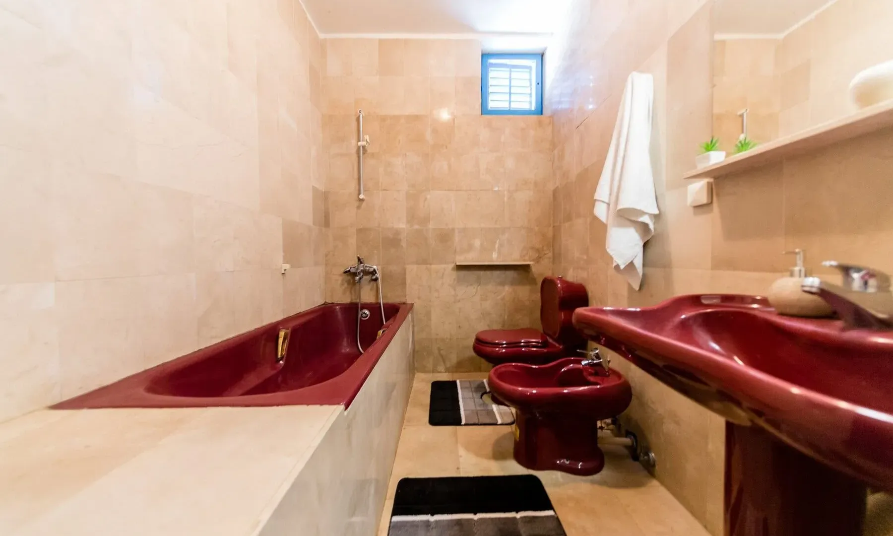 Izdavanje, kuća, 200m², Kotor, Crna Gora