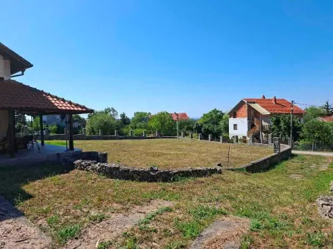 Prostrano dvorište sa travnjakom i kamenom ogradom ispred kuće. - image 20