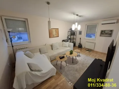 Dnevna soba sa garniturom, stočićima i televizorom. - image 2