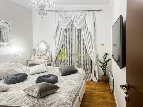 Namještena spavaća soba sa bračnim krevetom, televizorom i komodom sa ogledalom. - image 8