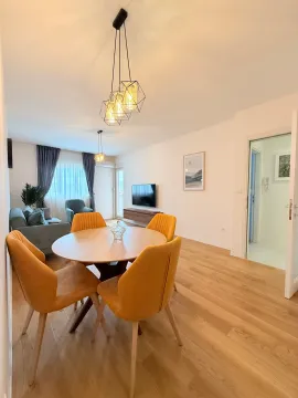 Dnevna soba sa trpezarijom, drvenim podom i modernim osvjetljenjem. - image 3
