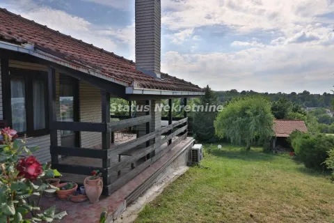 Pogled na terasu i dvorište kuće sa zelenilom. - image 3