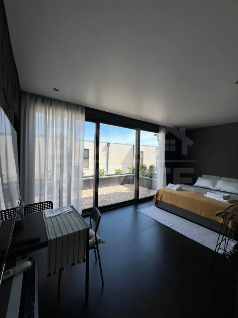 Modern bedroom with a double bed and access to the terrace.