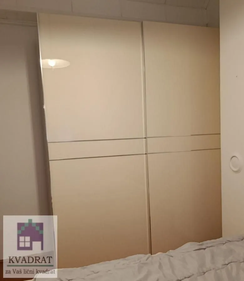 Veliki garderober sa kliznim vratima u spavaćoj sobi.