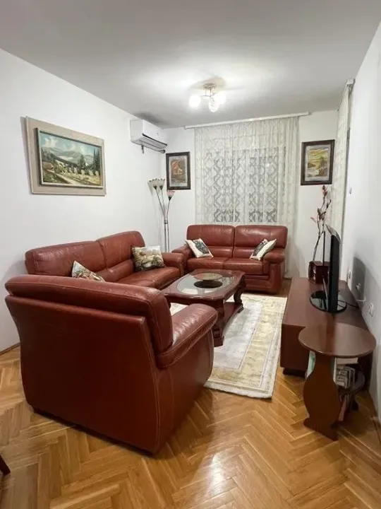 Izdavanje, jednosoban stan, 45m², Blok 9, Podgorica