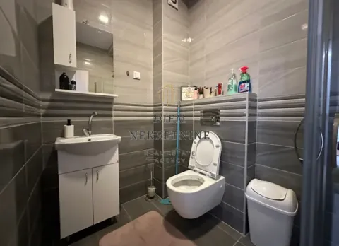 Moderne kupatilo obloženo sivim pločicama sa umivaonikom i wc šoljom. - image 14
