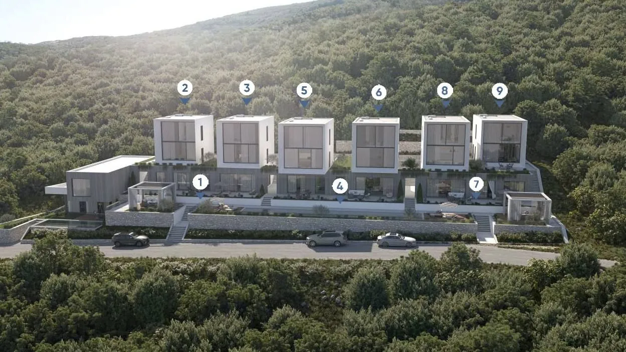 Prikaz spoljašnjosti niza modernih vila u prirodi.