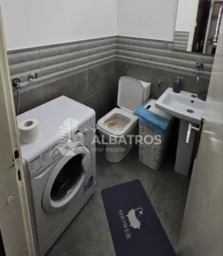 Manje kupatilo sa veš mašinom, toaletom i umivaonikom. - image 13