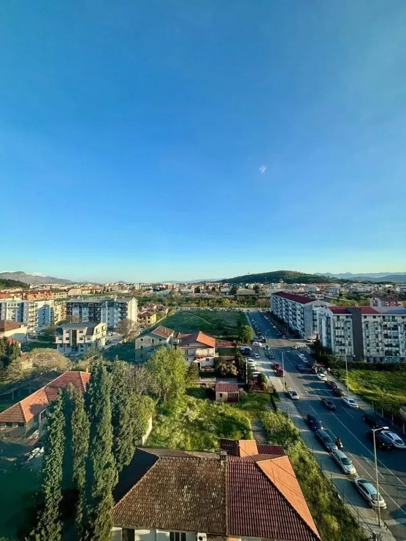 Pogled sa terase na gradsko naselje i okolne ulice.