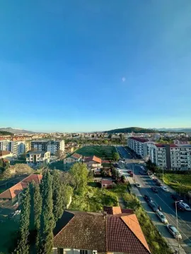 Pogled sa terase na gradsko naselje i okolne ulice. - image 11